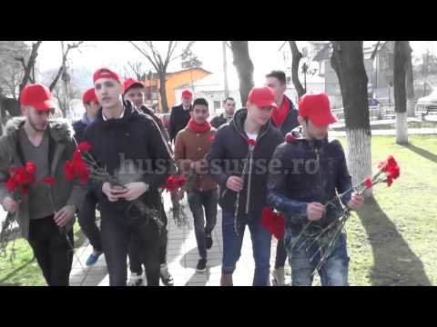 Tinerii Sociali Democraţi din Huşi au împărţit flori cu ocazia zilei de 1 Martie