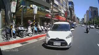 他說有打方向燈就沒有錯