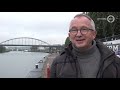 Gigantische adelaar op de Rijn