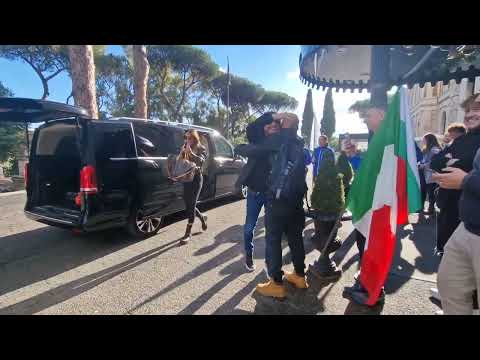 14/11/2022 - L' arrivo in Hotel di Antonio Benarrivo - Partita della pace 2022.