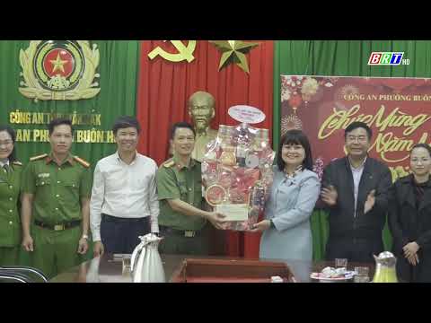 lanh-dao-phuong-buon-ho-tham-tang-qua-gia-dinh-chinh-sach-cac-co-quan-don-vi-nhan-dip-tet