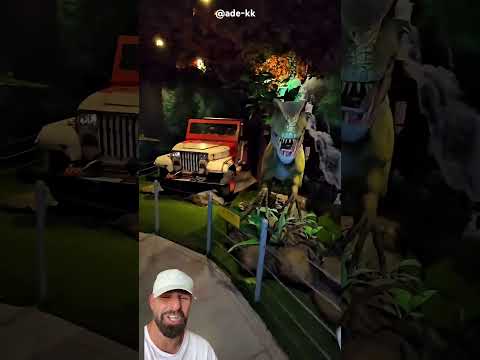 Dinosaurio se come el móvil ade-kk