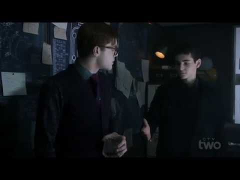 Gotham 4x18 Bruce e Jeremiah se conhecem - Legendado
