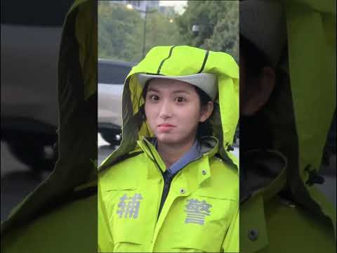 这一套动作行云流水，无缝衔接#执勤交警 #剪辑搞笑视频纯属娱乐  #执勤中 #美女交警小姐姐#剪辑搞笑视频#熱門 #搞笑 #fyp #funny