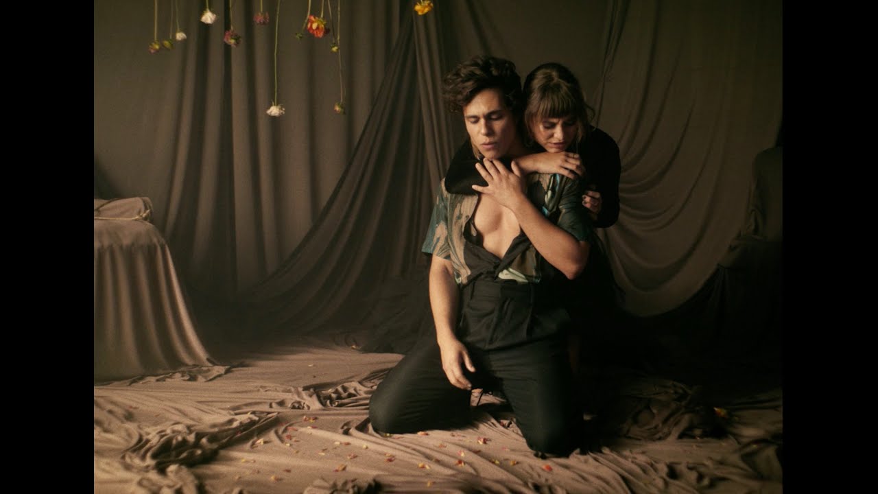 Awgust, Sofia Reyes — Never