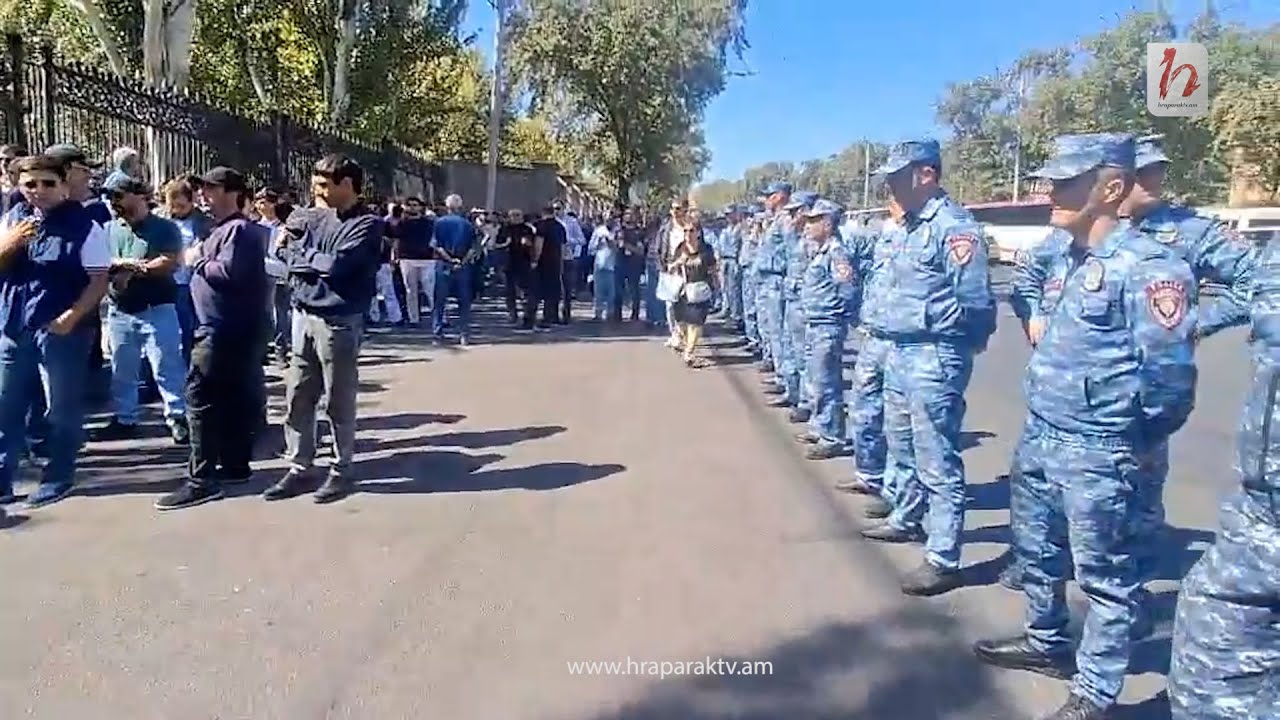 Ոստիկանությունը 2 շարքով պատ է կազմել ԱԺ-ի դիմաց