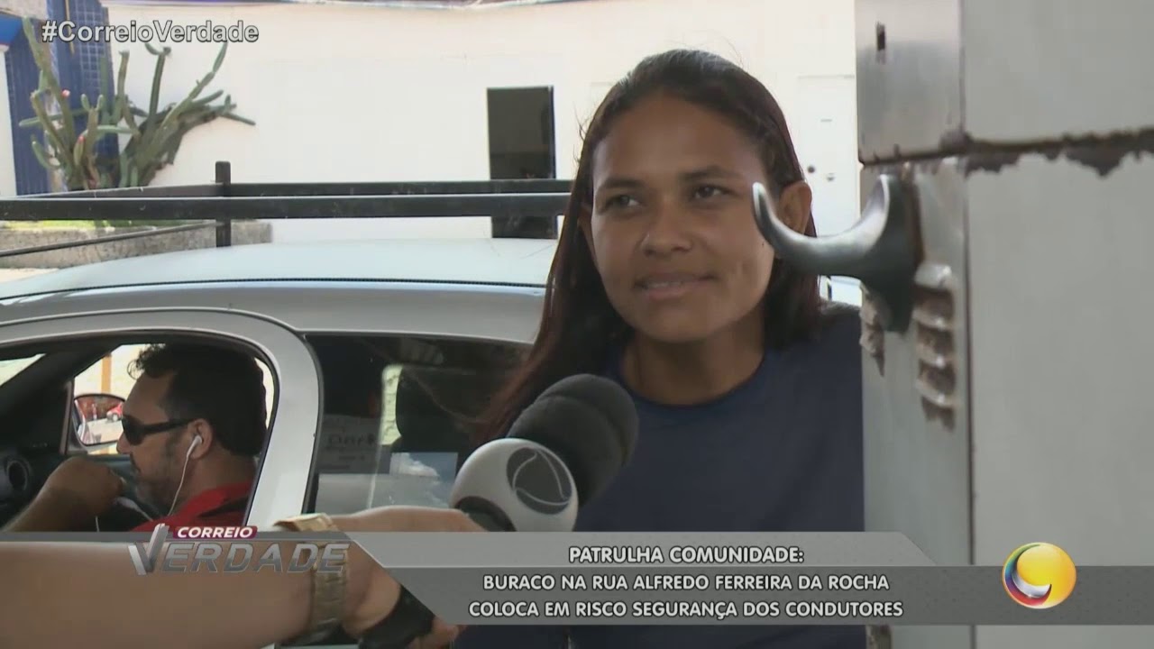 Buraco na rua Alfredo Ferreira da Rocha coloca em risco segurança dos condutores