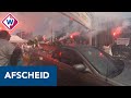 Bloemen en fakkels bij afscheid van bloemenman Piet op Haagse Markt - OMROEP WEST