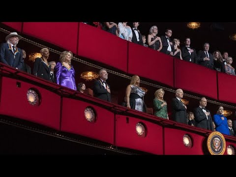 فيديو مركز كينيدي يكرّم كوين لطيفة والممثل بيلي كريستال بحضور بايدن