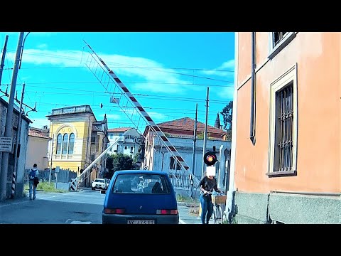 In attesa del regionale Savona-Alessandria al passaggio a livello Acqui Terme (AL) Via Chiabrera