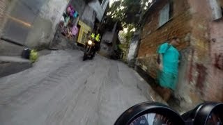 Aonde carro não chega: BBC pega mototáxi na Rocinha