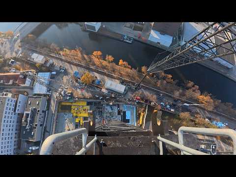 Aufbau eines 100 Meter hohen Turmdrehkranes