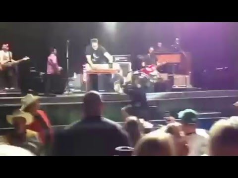 WeFest 2013 - Gary Allen (Dog on Stage)