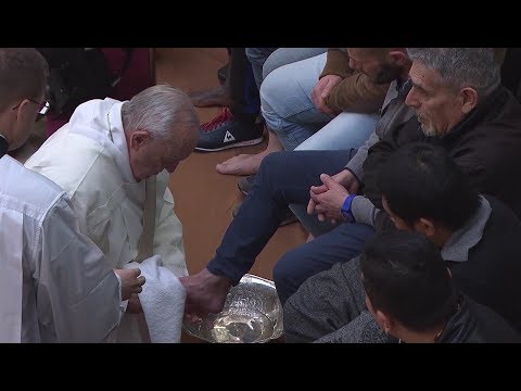 El Papa lavó los pies de 12 presos durante la misa del Jueves Santo