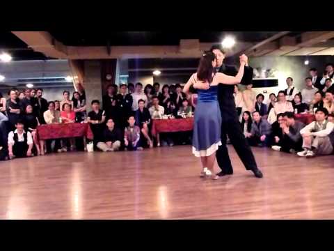  Noriko Tanada  and  Akiyoshi Tanada  are  dancing  to  the  tango  "  Telón  "  by  Osvaldo Fresedo  at  Seoul Tango Festival  in  2011