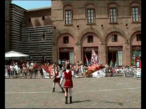 giovani del gruppo sbandieratori san quirico d' orcia