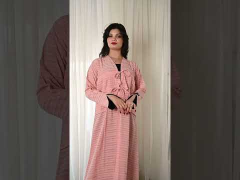 عباية وردية ناعمة بقماش مخطّط وربطات أمامية