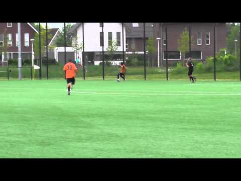 21 mei 2014 VV De Meern B2 - VV De Meern A2 vr 2-8 Bjorn onderkant lat