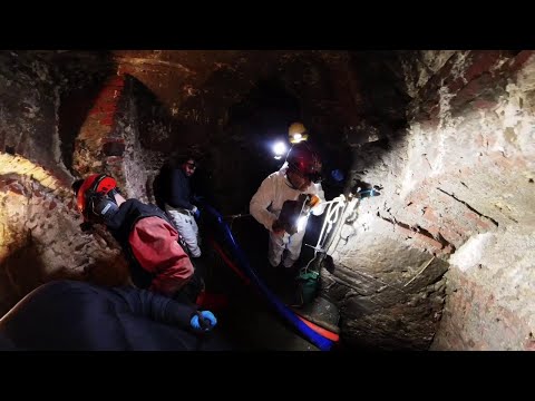 Viaggio dentro la cisterna nel sottosuolo di Genova, alla scoperta di 800 anni di storia
