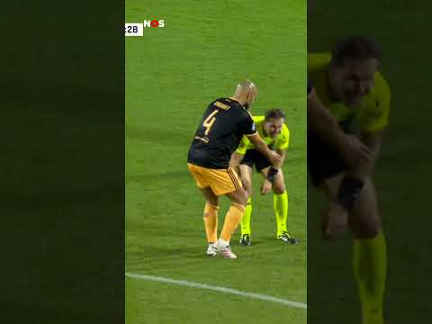Scheidsrechter Makkelie krijgt bal tegen zijn hoofd. #jeugdjournaal #oeps #voetbal #scheidsrechter