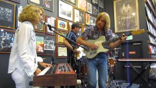 Tennis "Solar on the Rise" Live at Twist & Shout 9/15/14