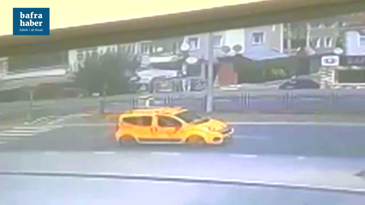 Otomobilin çarptığı motosiklet 50 metre sürüklendi!