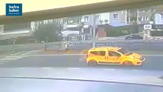 Otomobilin çarptığı motosiklet 50 metre sürüklendi!
