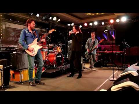 Lou Ann Barton - "I Hear You Knocking" [Lucerna 10/11/2016]