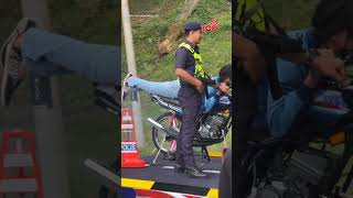 Download lagu Mat Rempit's Superman Pose Steals the Show at Malaysia National Day Parade mp3
