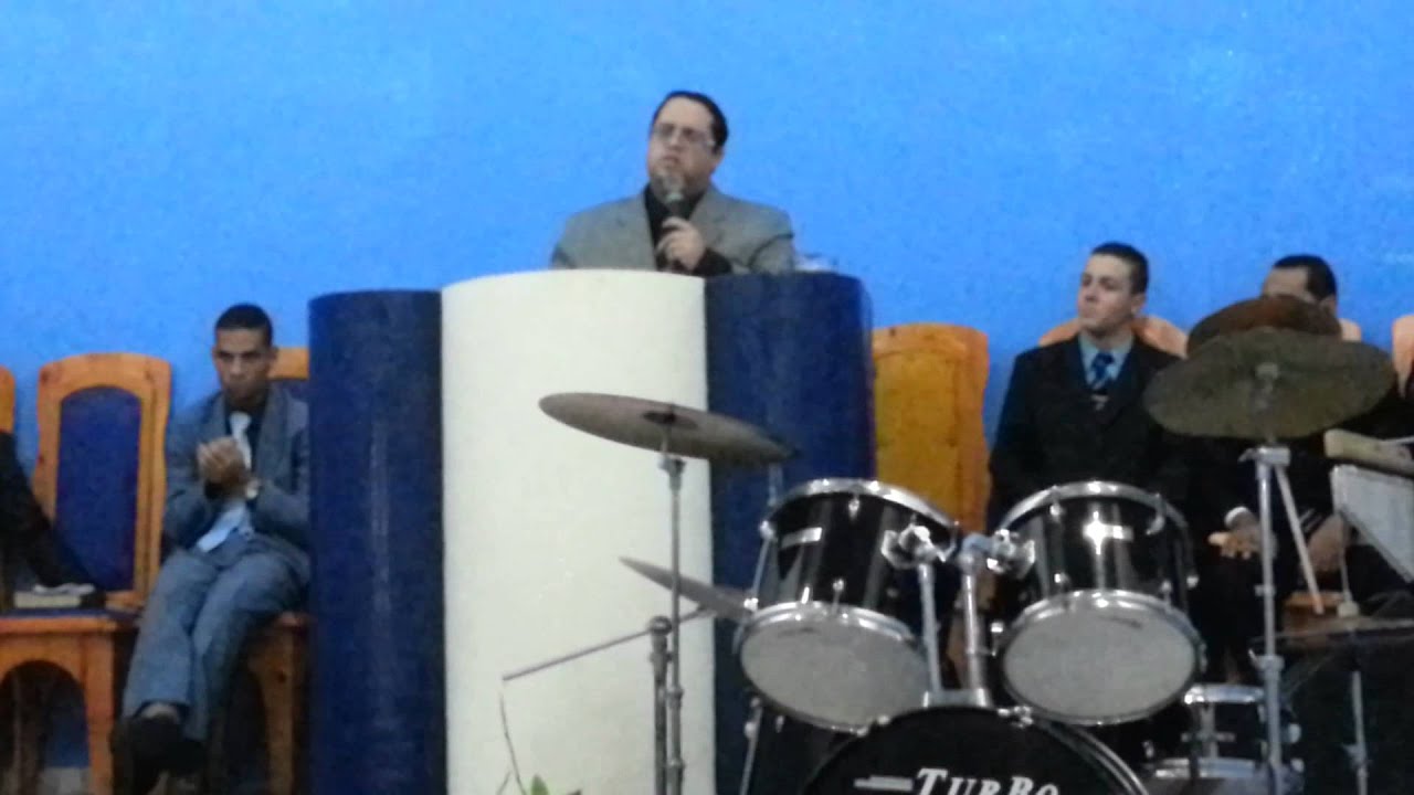 OBREIRO DOUGLAS CUNHA PREGANDO TEMA:  NÃO DESÇA DA CRUZ