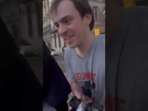 Il pêche un monstre d'eau douce en PLEIN PARIS ! sous les yeux de Jamel Debbouze