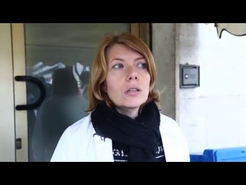 Il pigmentary nota sulla testa di uomini di una fotografia che trattare La pigmentazione su pelle per trattare