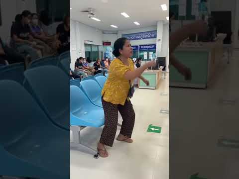 ป้าโมโหรอหมอนาน ระเบิดอารมณ์ทำลายเคาเตอร์โรงพยาบาลแตกพัง