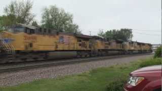 preview picture of video 'Union Pacific and BNSF at Rochelle Railroad Park. Part Two.'