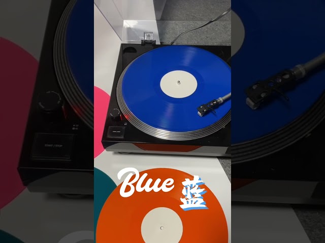 Vídeo relacionado con The Skies Turn Black (Gold/Black Color-in-Color Vinyl) [Vinilo]