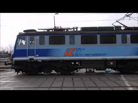 EIC 71000 i TLK Moniuszko na przejeździe kolejowym.