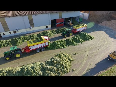 Grasernte für Trocknungsanlage mit 2 neuen John Deere 6215R