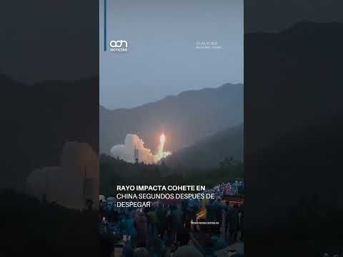 Captan el momento en que un rayo golpea un cohete en pleno lanzamiento