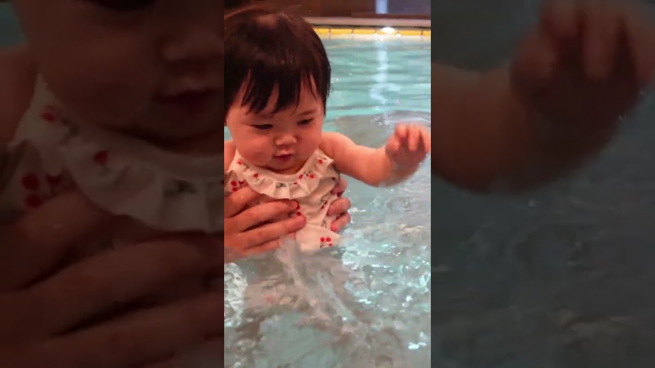 人生で初めてプールに入ったら… (First time in pool!) #shorts
