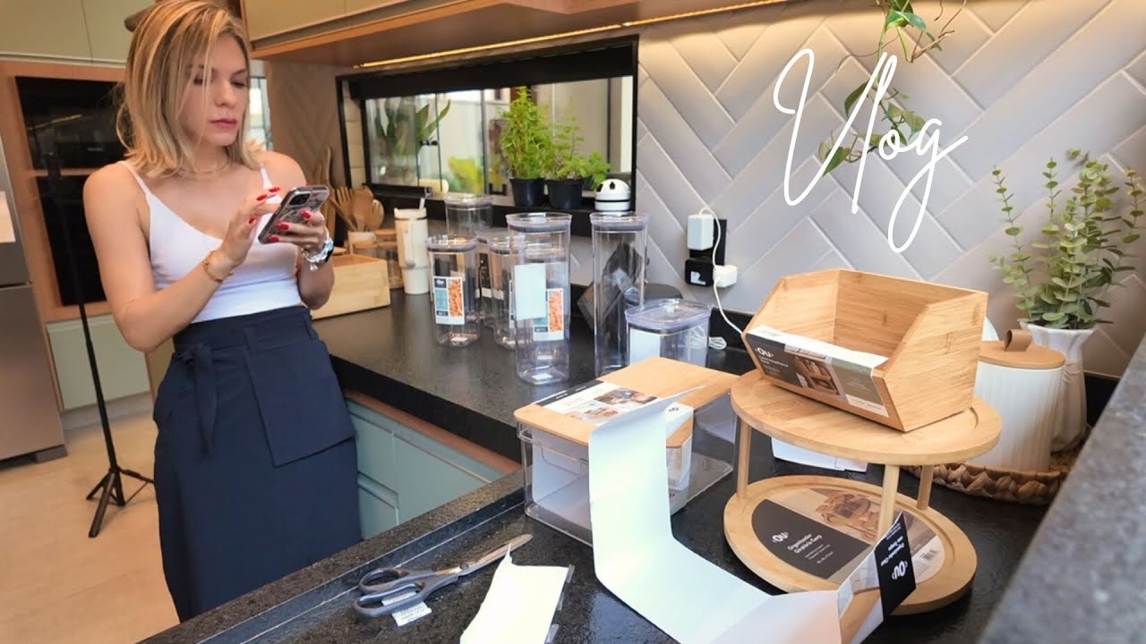 Finalizei a organização da despensa 🎉 Ficou tão linda 😍 Lavando roupa de cama branca na máquina