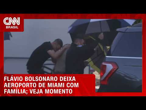 Flávio Bolsonaro deixa aeroporto de Miami com família; veja momento | LIVE CNN