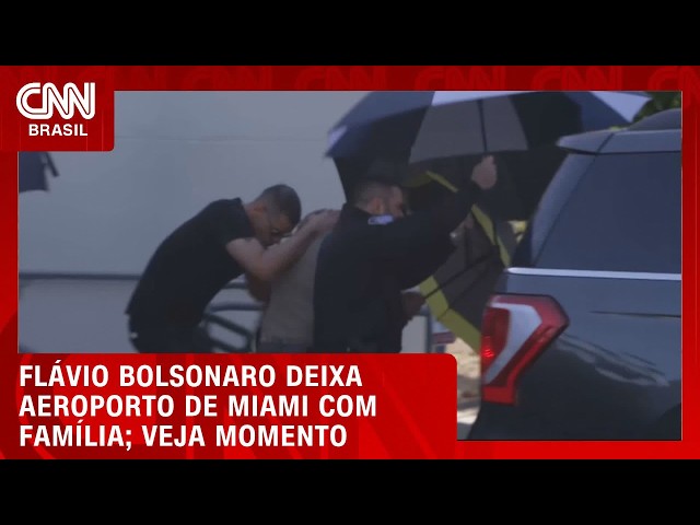 Flávio Bolsonaro deixa aeroporto de Miami com família; veja momento | LIVE CNN