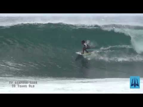 Ty Simpson Kane, 10 anos, surfando em ondas grandes