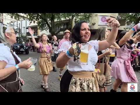 Momentos dos desfiles da 40ª Okoberfest 2025