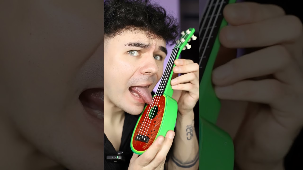 쇼핑몰에서 실수로 장난감 기타를 부러뜨렸어요