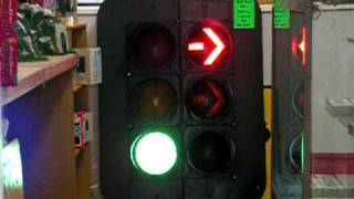 preview picture of video 'Australian 6-aspect Traffic Light'