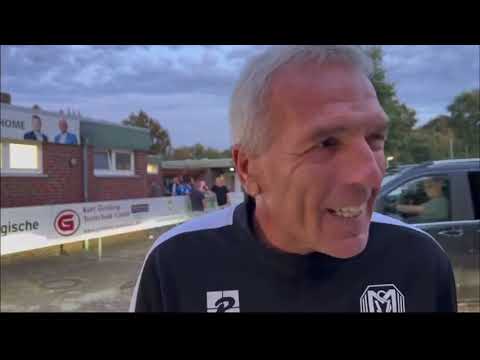 Ernst Middendorp geht auf seine Spieler los und tritt zurück