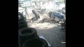 Download lagu Ban mobil meledak saat mengisi tekanan angin ban | Video Group WA | Youtube Shorts mp3 Download lagu Ban mobil meledak saat mengisi tekanan angin ban | Video Group WA | Youtube Shorts mp3