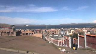 preview picture of video 'Llegando a Puno, Perú, aparece el lago Titicaca, vía carretera desde Cusco'