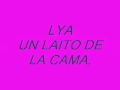 lya-un laito de la cama 